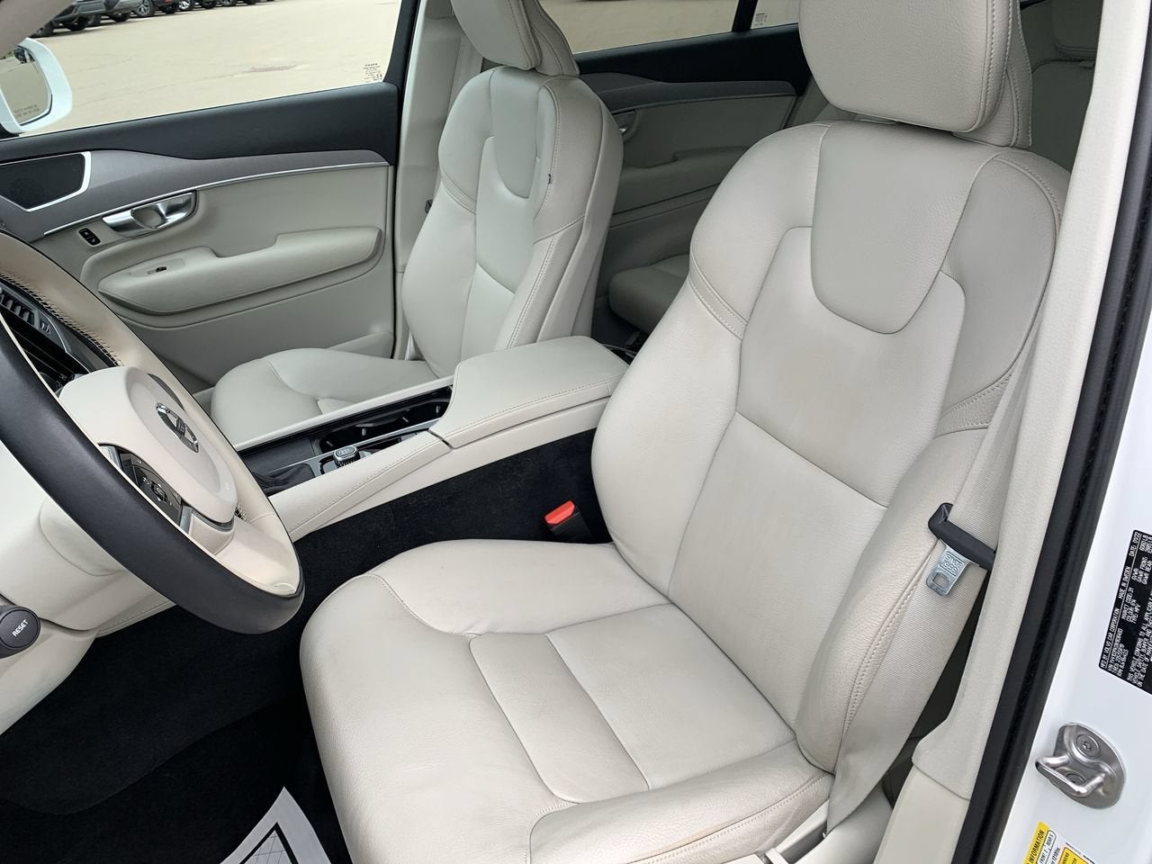 2022 Volvo XC90 T5 Momentum